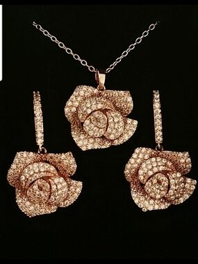 18K Rose Gold Rose Shaped Jewelry Set With Swarovski Crystals